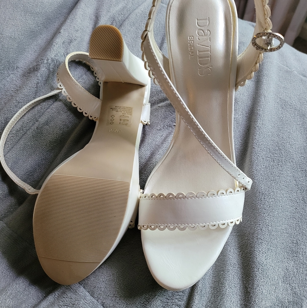 NEW. DAVID'S BRIDAL pearlized platform sandals with scalloped edges (never worn)